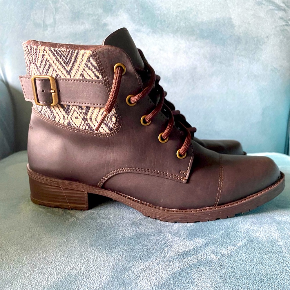 Brown Vitoria Maria Booties